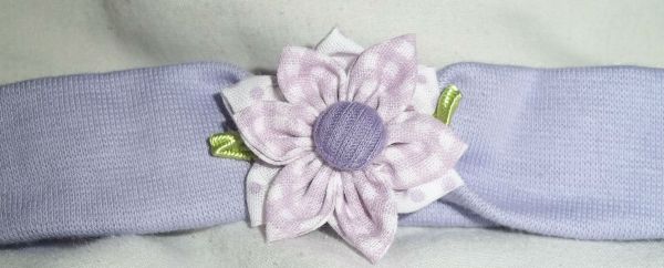 faixa de cabelo lilas com flor de fuxico